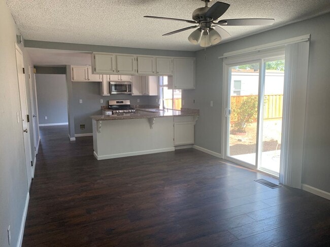 Building Photo - Desirable Brentwood Neighborhood!