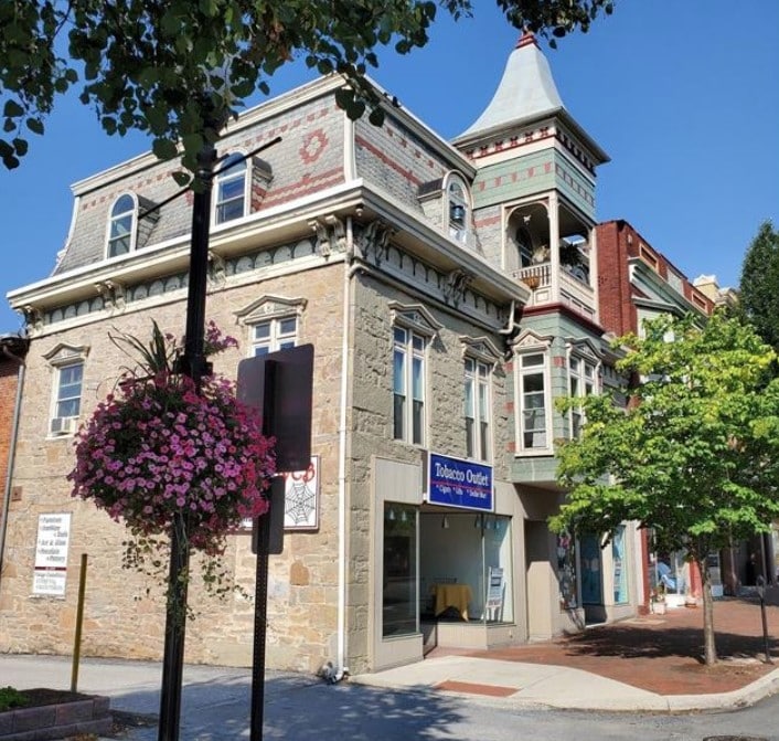 Primary Photo - 22 W Main St