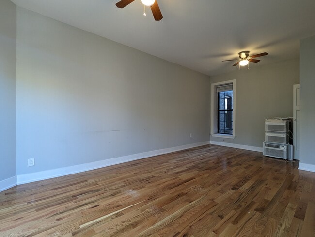 Building Photo - 625 W Oakdale Ave