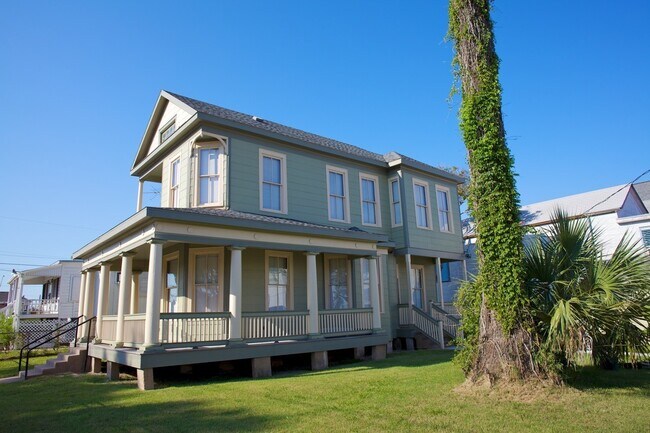 Foto del edificio - Large Two Story Victorian with Fenced yard...