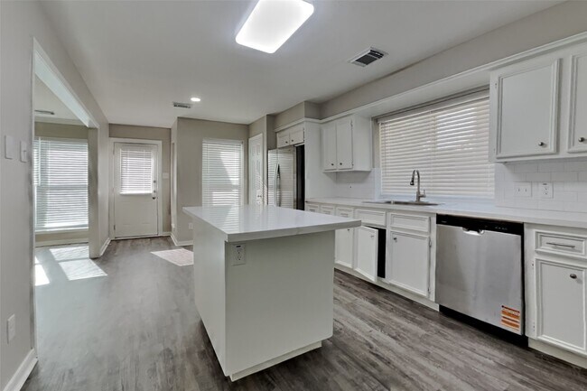 Foto del edificio - 1315 Forest Hollow Dr