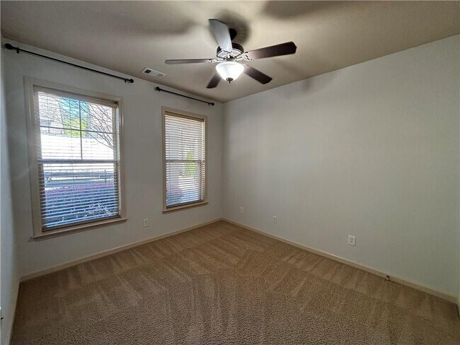 Foto del edificio - 800 Village Field Ct NW
