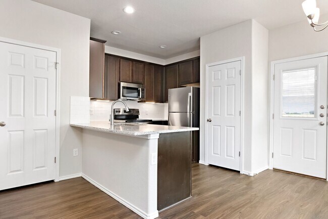 Foto del edificio - Move-In Ready Luxury Duplex in Converse!