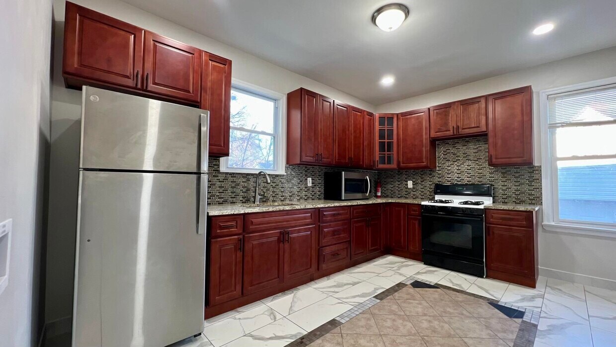 Foto principal - 210 Claremont Ave