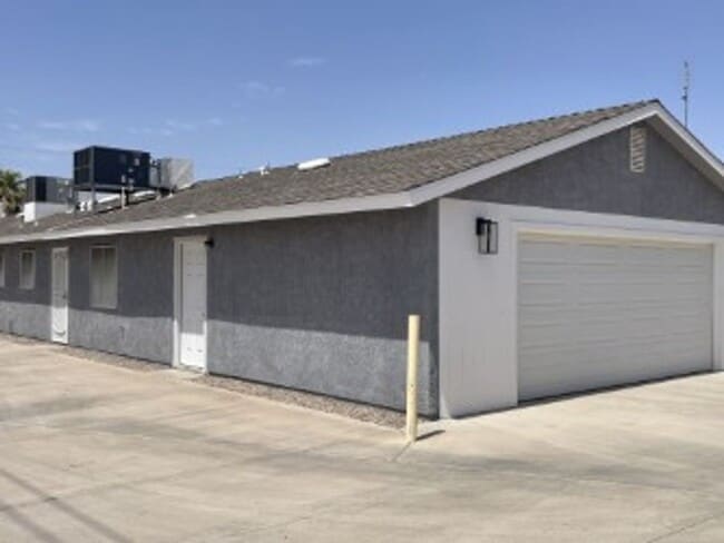 Building Photo - 2444 Hummingbird Ln