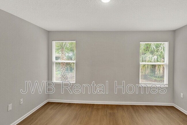 Building Photo - 1328 8th St W
