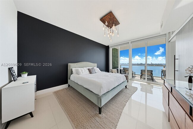 Building Photo - 2020 N Bayshore Dr