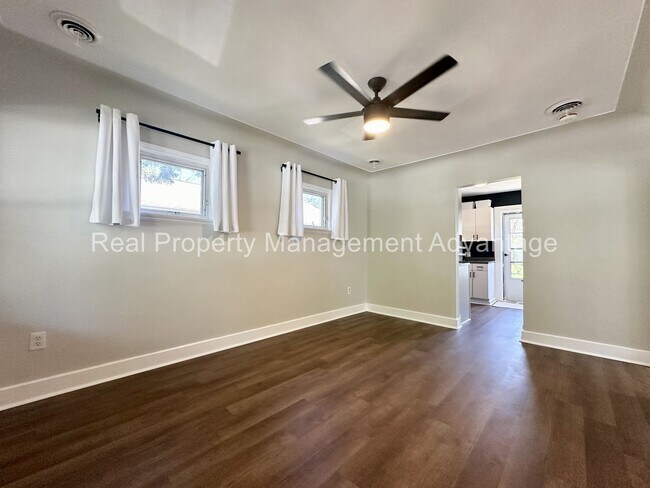 Foto del edificio - Beautifully Updated 2-Bedroom Home w/ 2-Car Garage Near Martin Road Park!