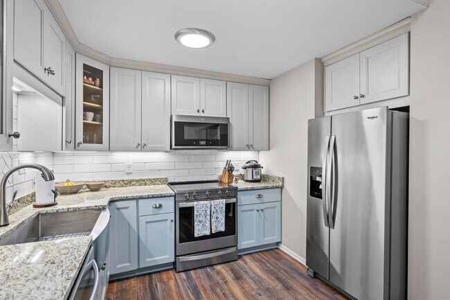 Building Photo - Shadowlawn Townhome
