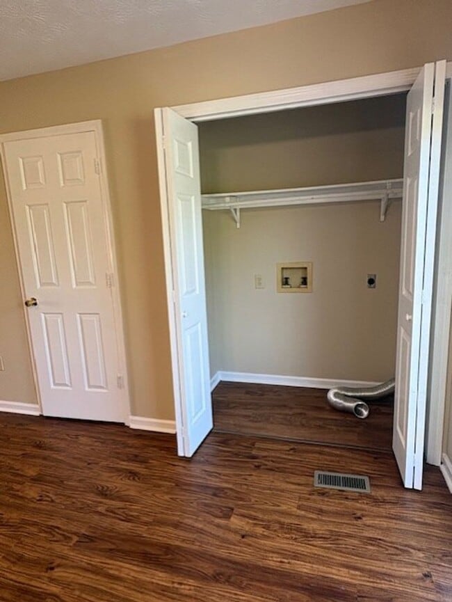 Building Photo - 2 Bedroom / 1.5 Bathroom Townhouse in Abingdon, VA
