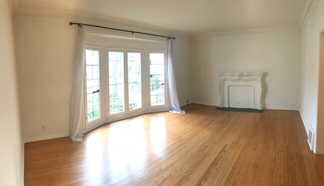 Living room (no fireplace) - 7924 Rosewood Ave
