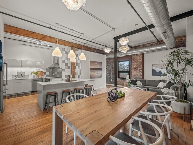Building Photo - 1410 Service St