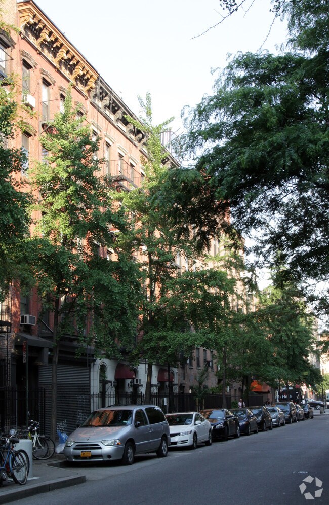 Building Photo - 450 W 46th St