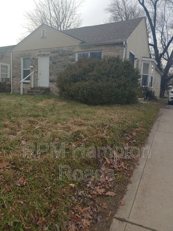 Building Photo - 3740 Hillside Ave