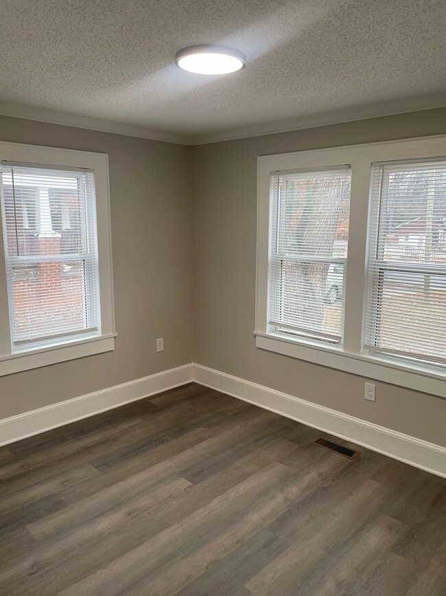 Foto del edificio - 3740 S Main St