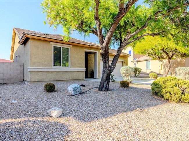 Building Photo - 4 bedroom, 2 bath, 2 car garage