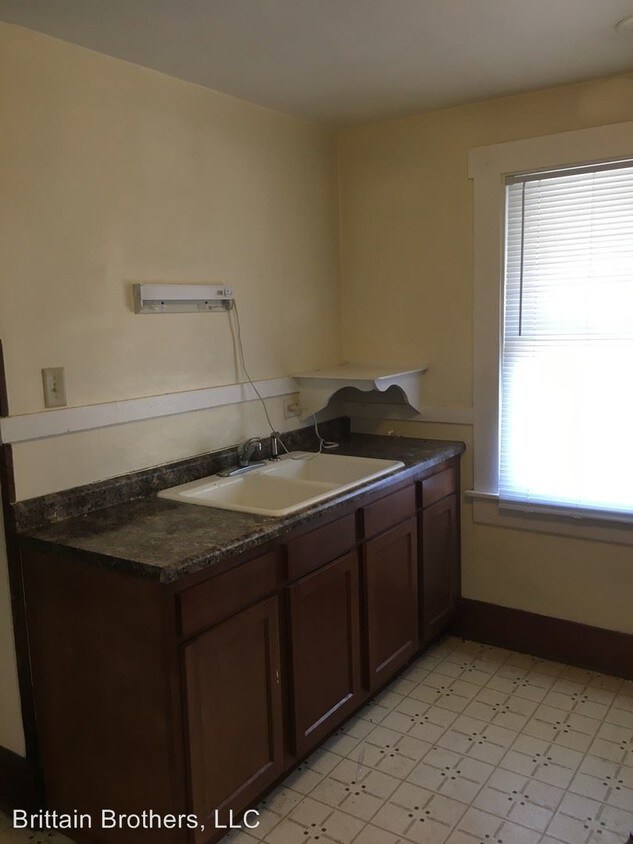Primary Photo - 2 br, 1 bath Apartment - 8813 W Maple Street