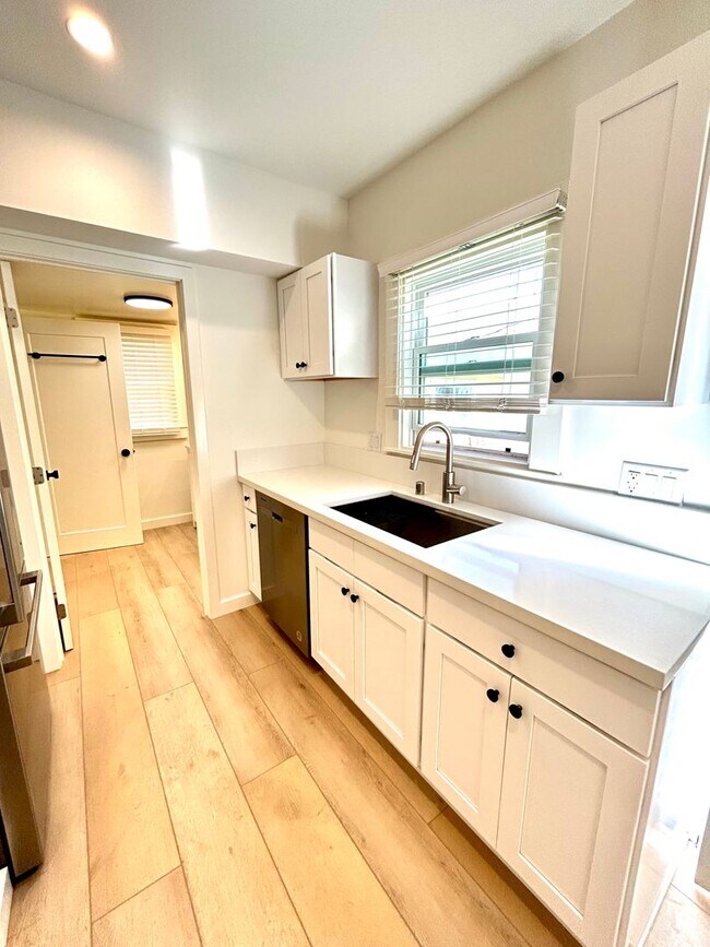 Foto del edificio - 3 Bed/1 Bath - Downtown Santa Barbara