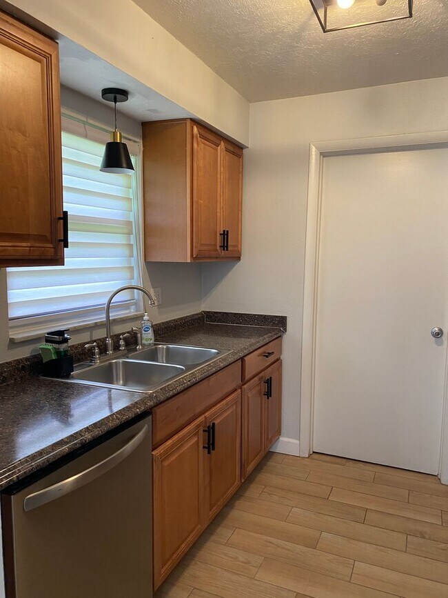 Building Photo - 2 bedroom 1 bath Duplex