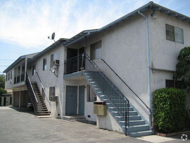 Foto del edificio - 8819-8823 Lankershim Blvd