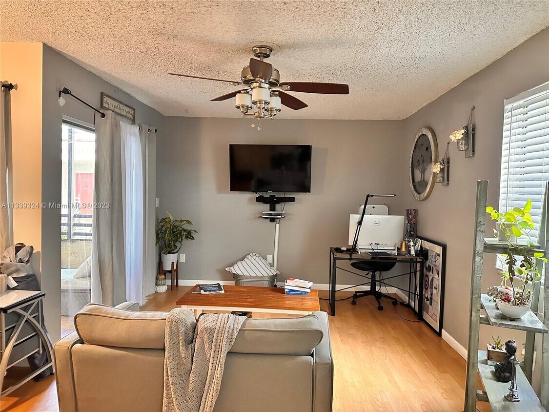 Primary Photo - 1144 N Hiatus Rd