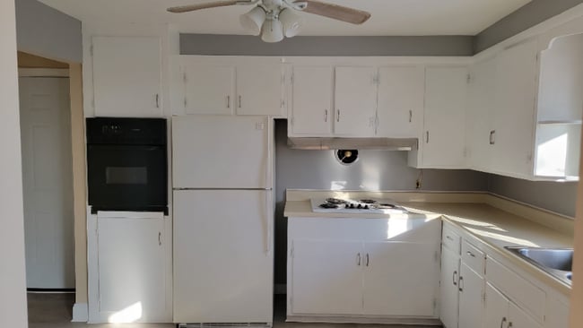 Foto del edificio - 404 Crestwood Ct