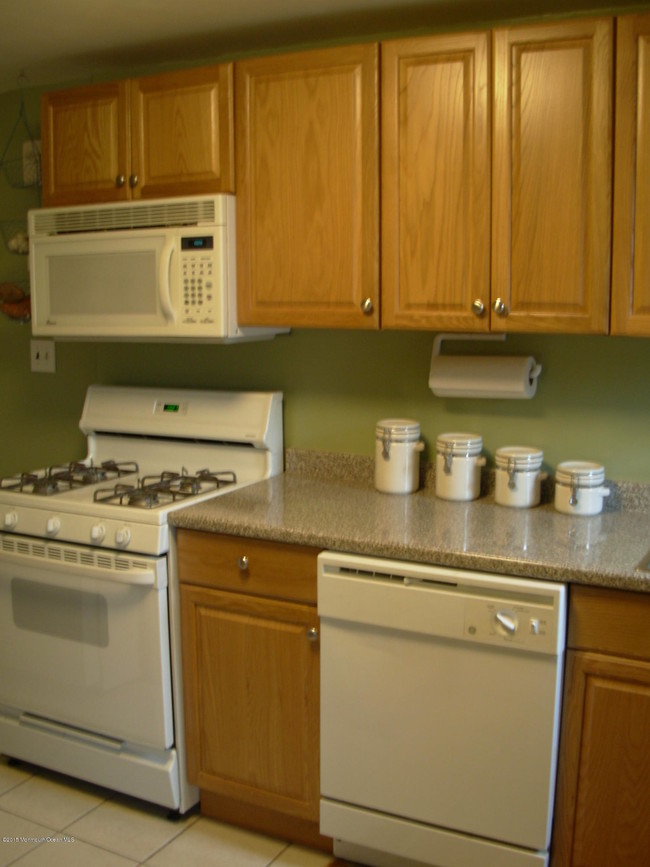 Building Photo - 325 Bath Ave