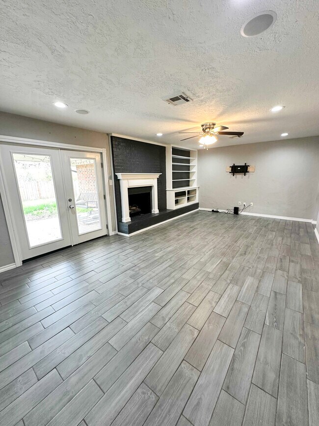 Building Photo - 2305 NE Village Dr