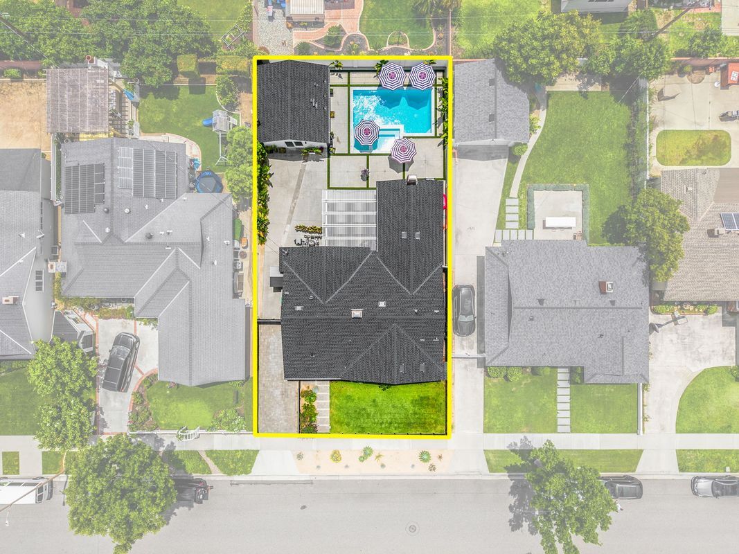 Building Photo - 1402 E Rose Ave