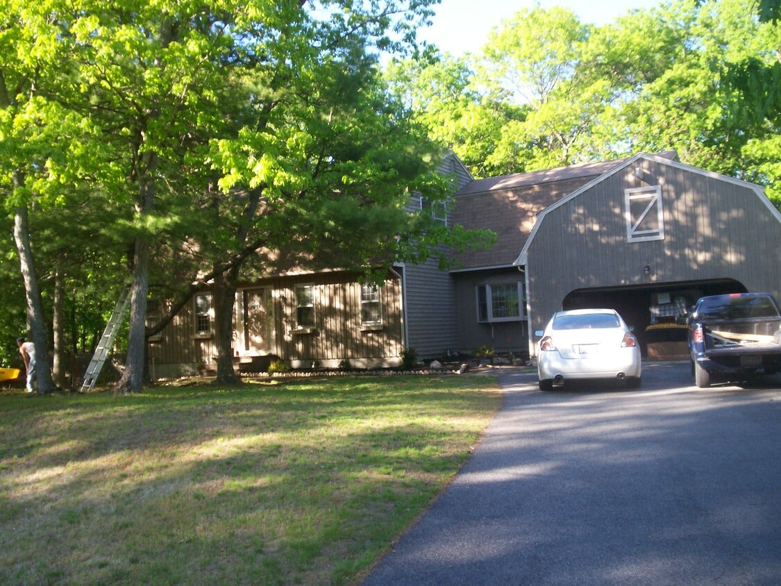 Building Photo - 27 Colonial Way