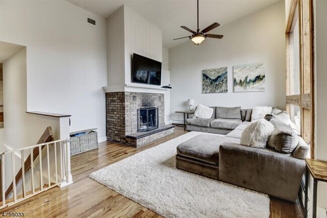 Foto del edificio - 20 Sleepy Hollow Rd