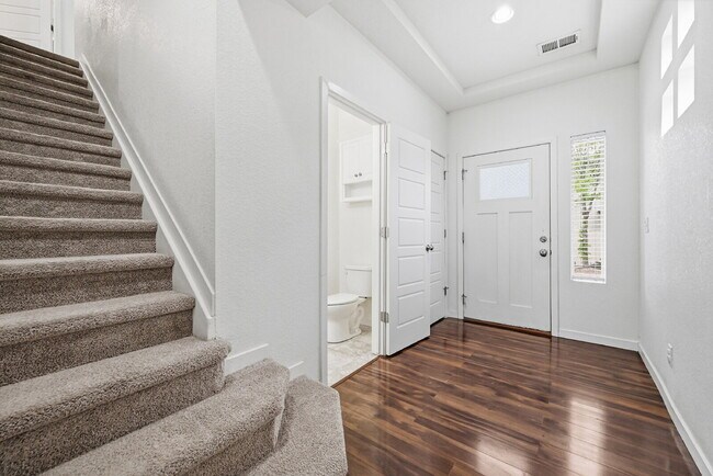 Foto del edificio - $2,245.95, 2 bed, 2.5 bath located in Denver with a fenced yard.