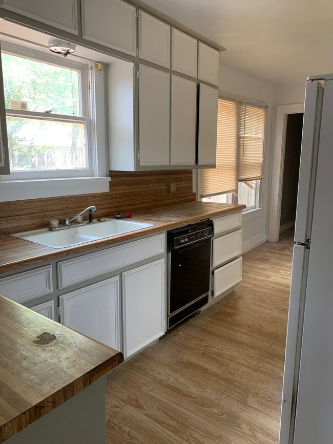 Building Photo - PRE-Leasing!! "Charming" 3-Bed, 2-Bath Home