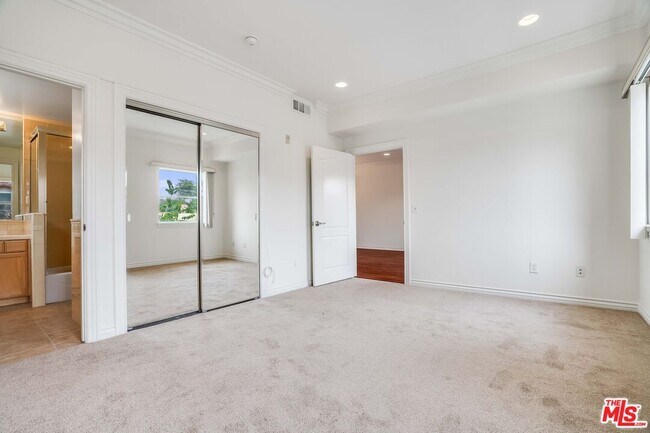 Foto del edificio - 3328 Oakhurst Ave