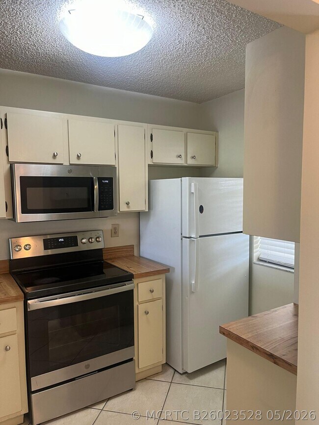 Foto del edificio - 9993 Three Lakes Cir