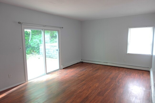 Building Photo - 4 Bedroom Colonial