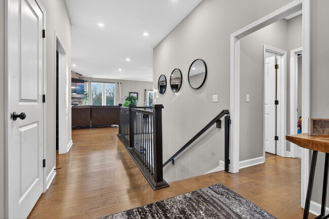 Foto del edificio - 4 Bed 3 Bath Home | Finished Basement, 2nd Kitchen, Private Backyard | Lee’s Summit