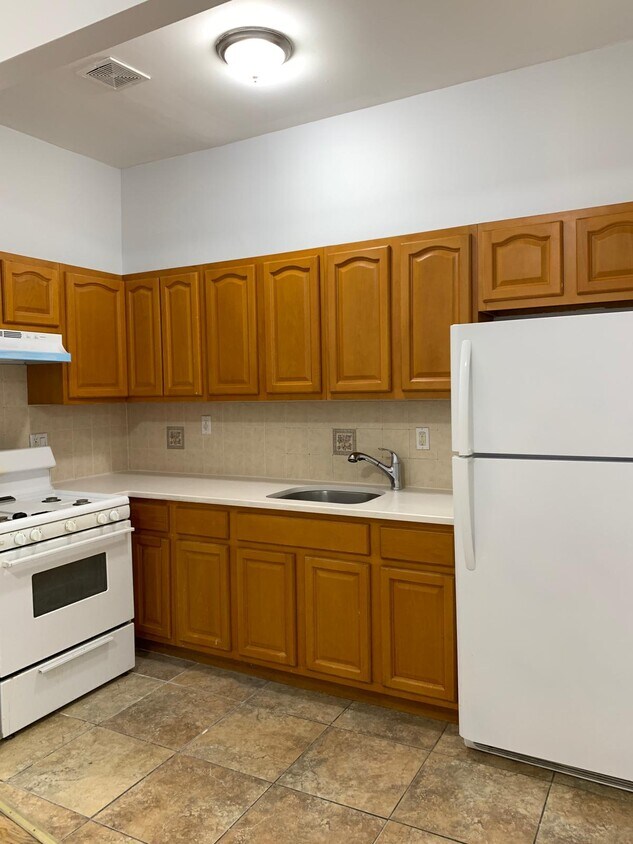 kitchen - 319 Dewitt Ave