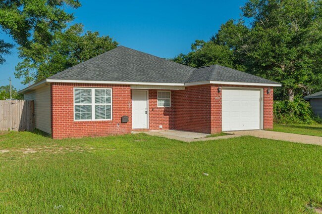 Building Photo - North Crestview Home!