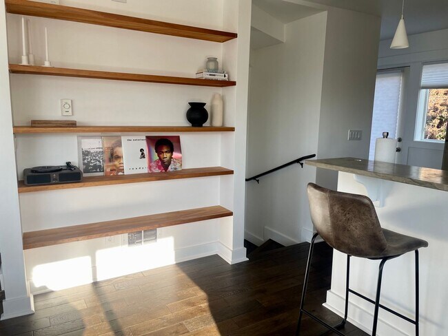 Foto del edificio - Welcome Home 2b/1ba Sun Drenched Townhome - West Seattle Fauntleroy Neighborhood