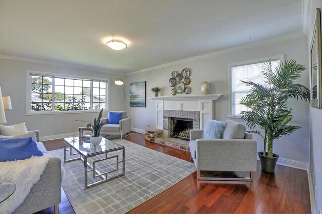 Living room - 615 Lomita Ave