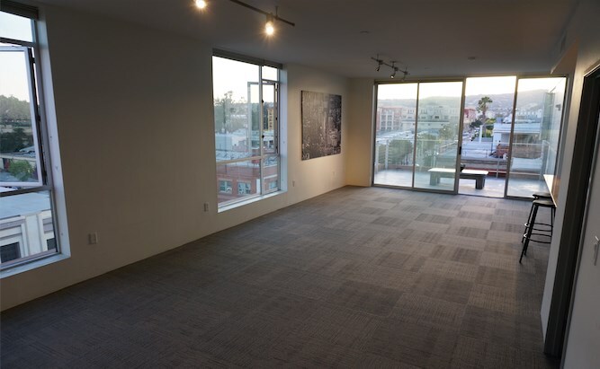 Living room w/panoramic views - 285 W 6th St