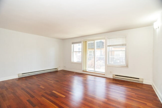 Building Photo - 2622 W Catalpa Ave