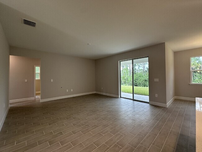 Building Photo - "3 bedroom, 2 bathroom home with a bonus r...