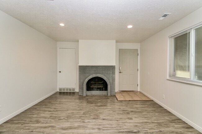 Foto del edificio - Cozy 2 Bed, 1 Bath Home with Central Air &...