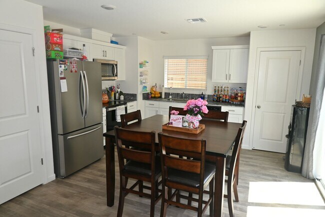 Foto del edificio - Resident Benefit Package Property
