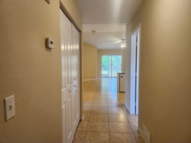 Building Photo - 3 bedroom 2 bath 1 car garage duplex