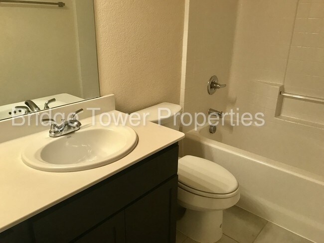 Foto del edificio - 703 Woodcrest Dr, Ennis