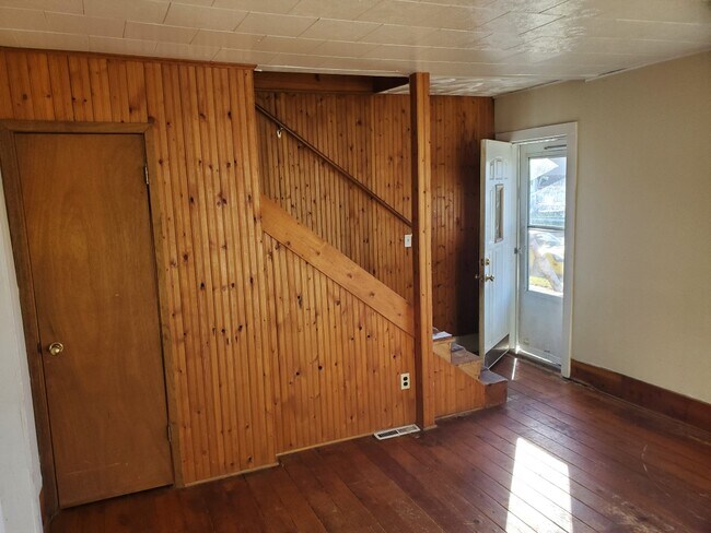 Building Photo - 318 5th St