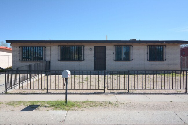 Building Photo - Charming 4 Bedroom 1 Bath House! South Tuc...